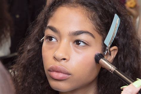 How to Create a Natural and Dewy Makeup Look How to Create a Natural and Dewy Makeup Look